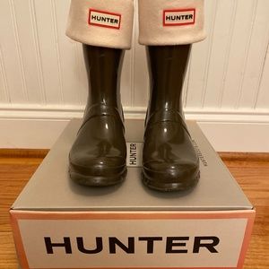 Hunter Glossy Short  Rainboots Dk Olive w/Socks